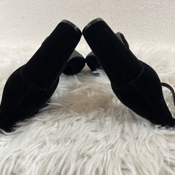 LULUS Laura Black & Gold Velvet Ankle Strap Chunky Heels Size 8.5 NEW - Picture 11 of 15